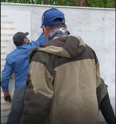 Демонтаж памятных плит монумента на площади Гагарина
