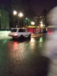 Автомобили, обслуживающие ярмарку на площади Гагарина, угрожают безопасности маленьких пешеходов